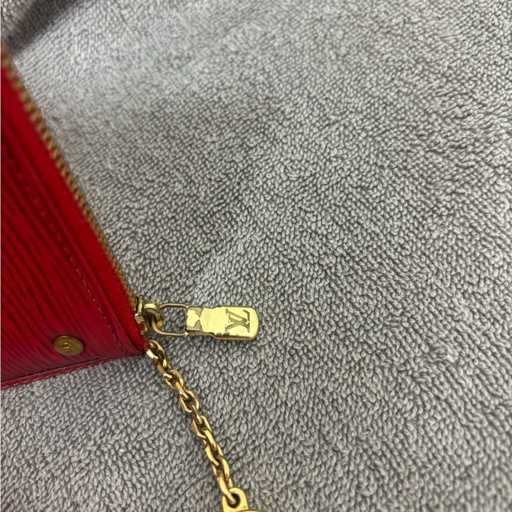 Authentic Louis Vuitton Red Epi Key Cles - Picture 10 of 14